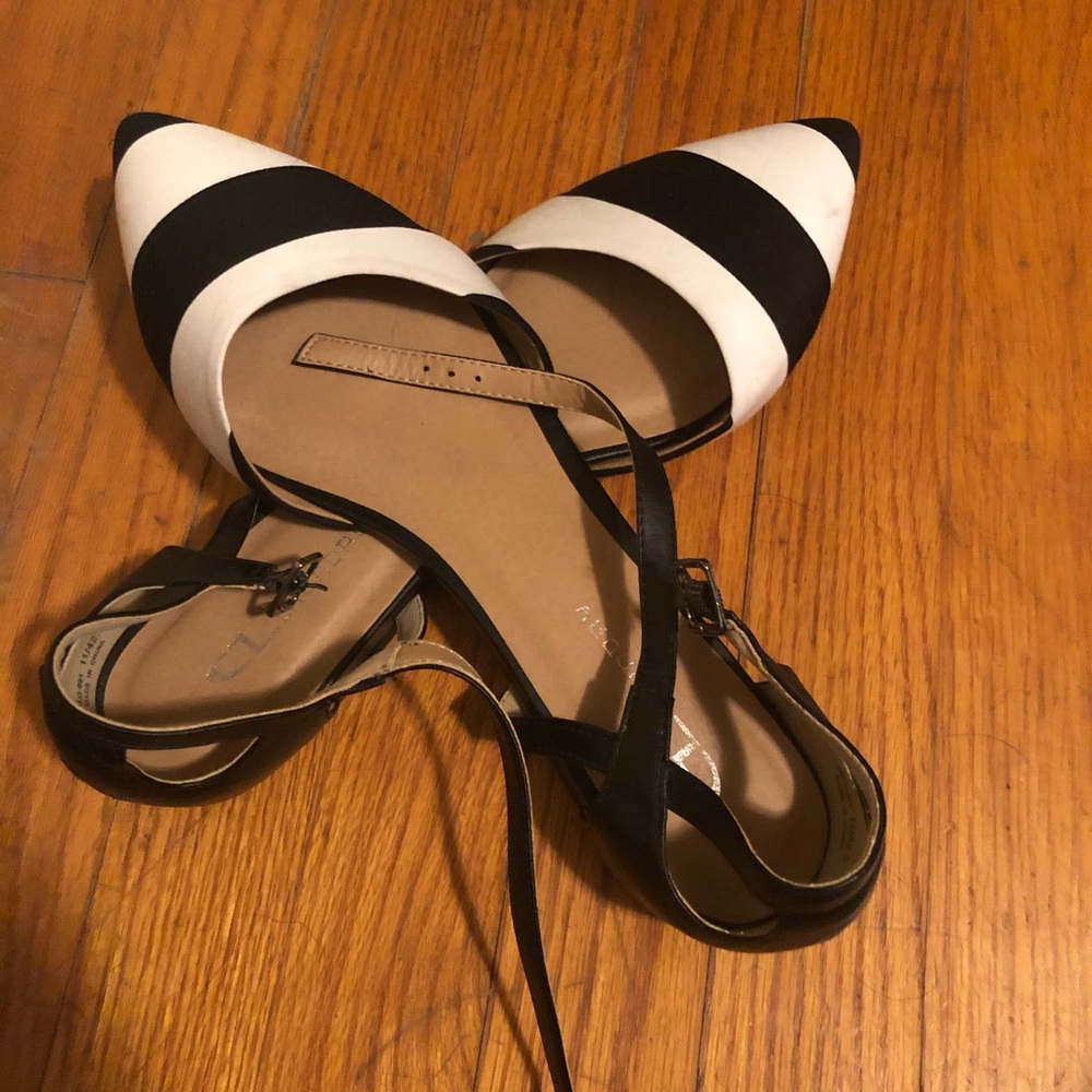 Black & White Flats